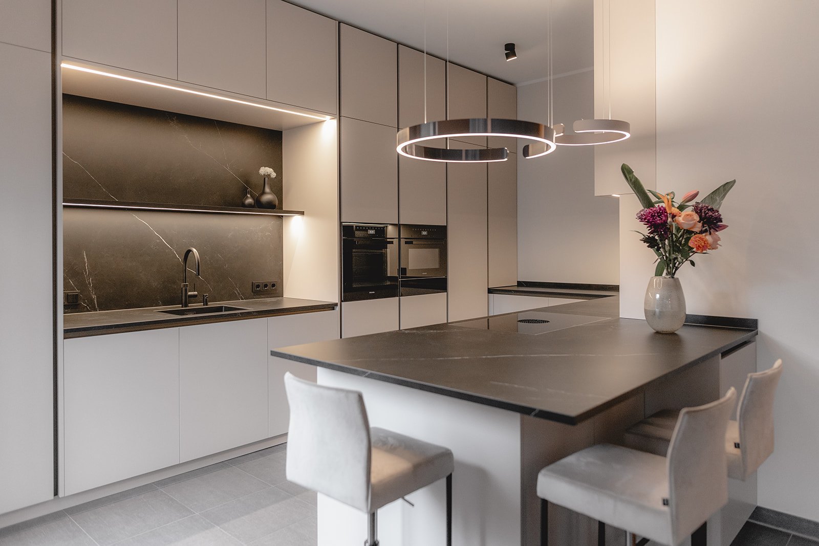 Wohnung Köln von HOME Schlafen & Wohnen: Kücheninsel mit Leuchte