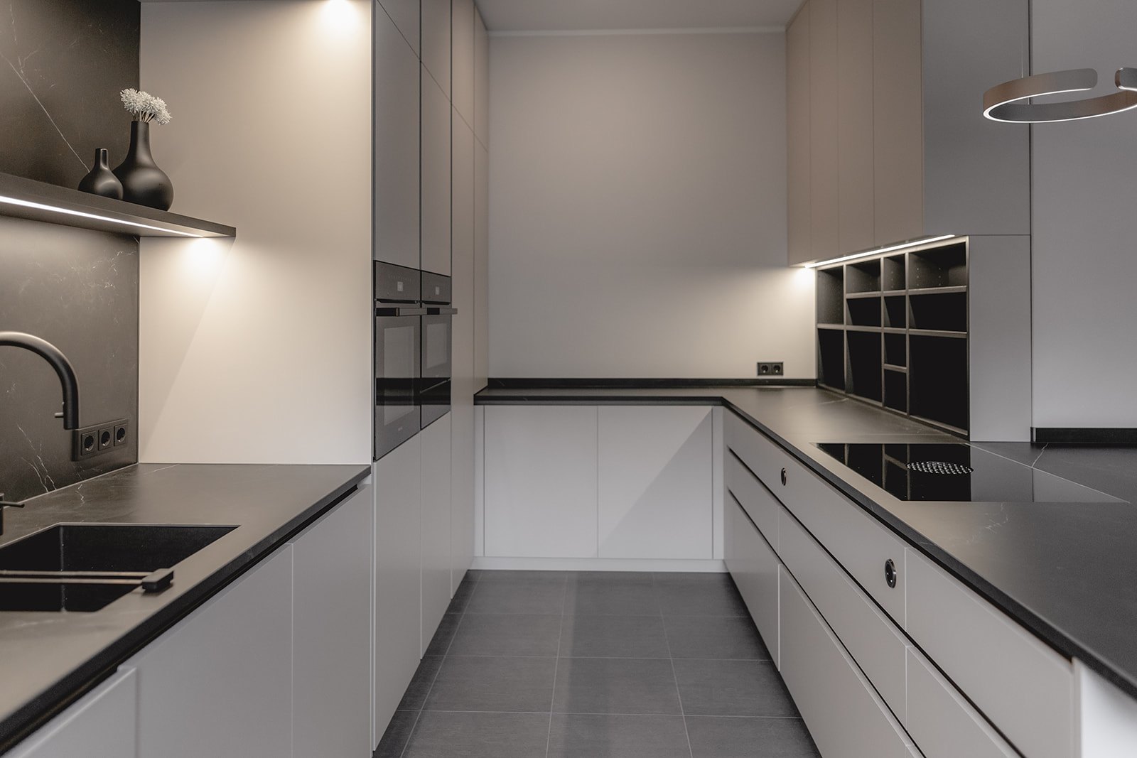 Wohnung Köln von HOME Schlafen & Wohnen: Küchenzeile mit Hochschränken