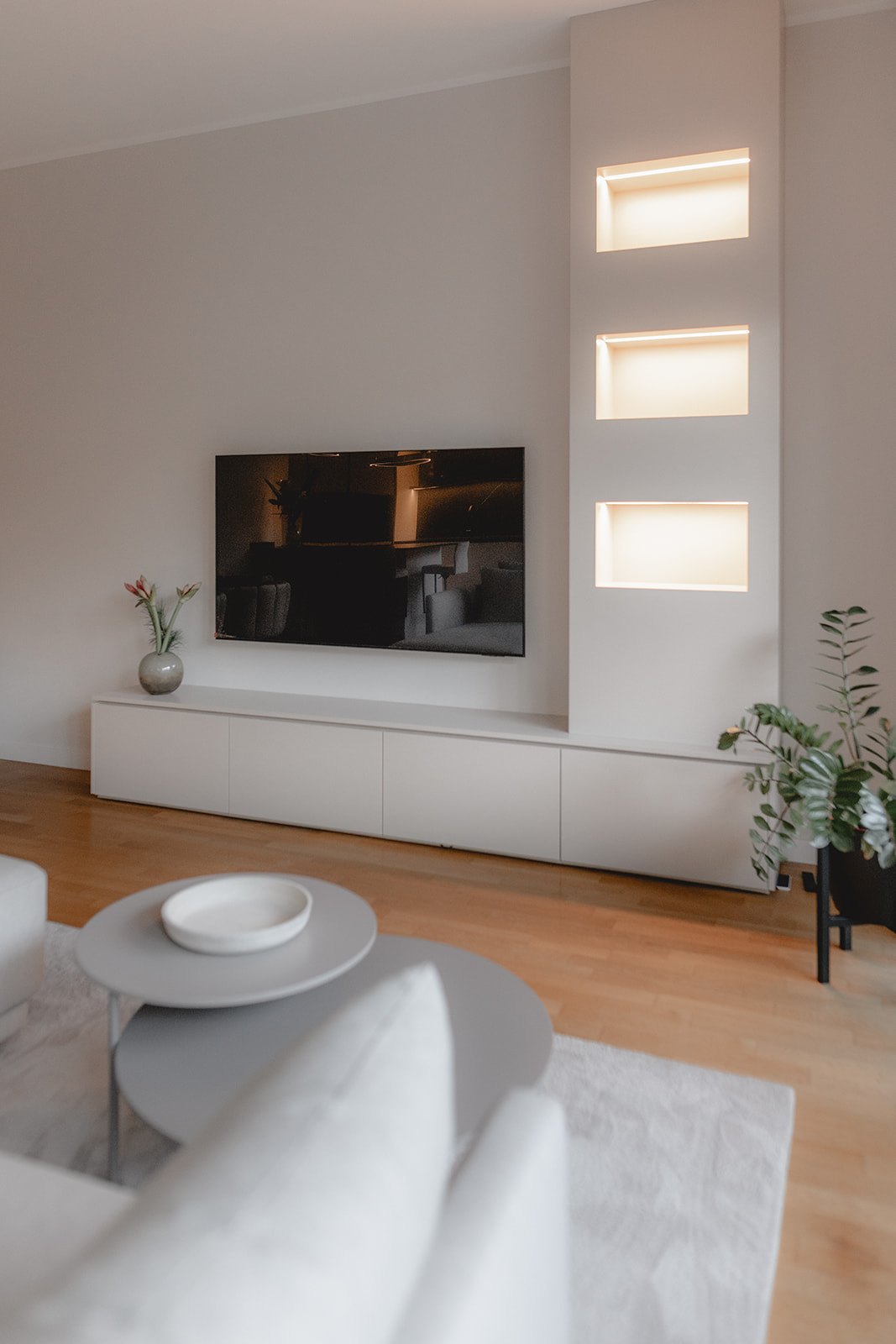 Wohnung Köln von HOME Schlafen & Wohnen: Medienwand im Wohnzimmer