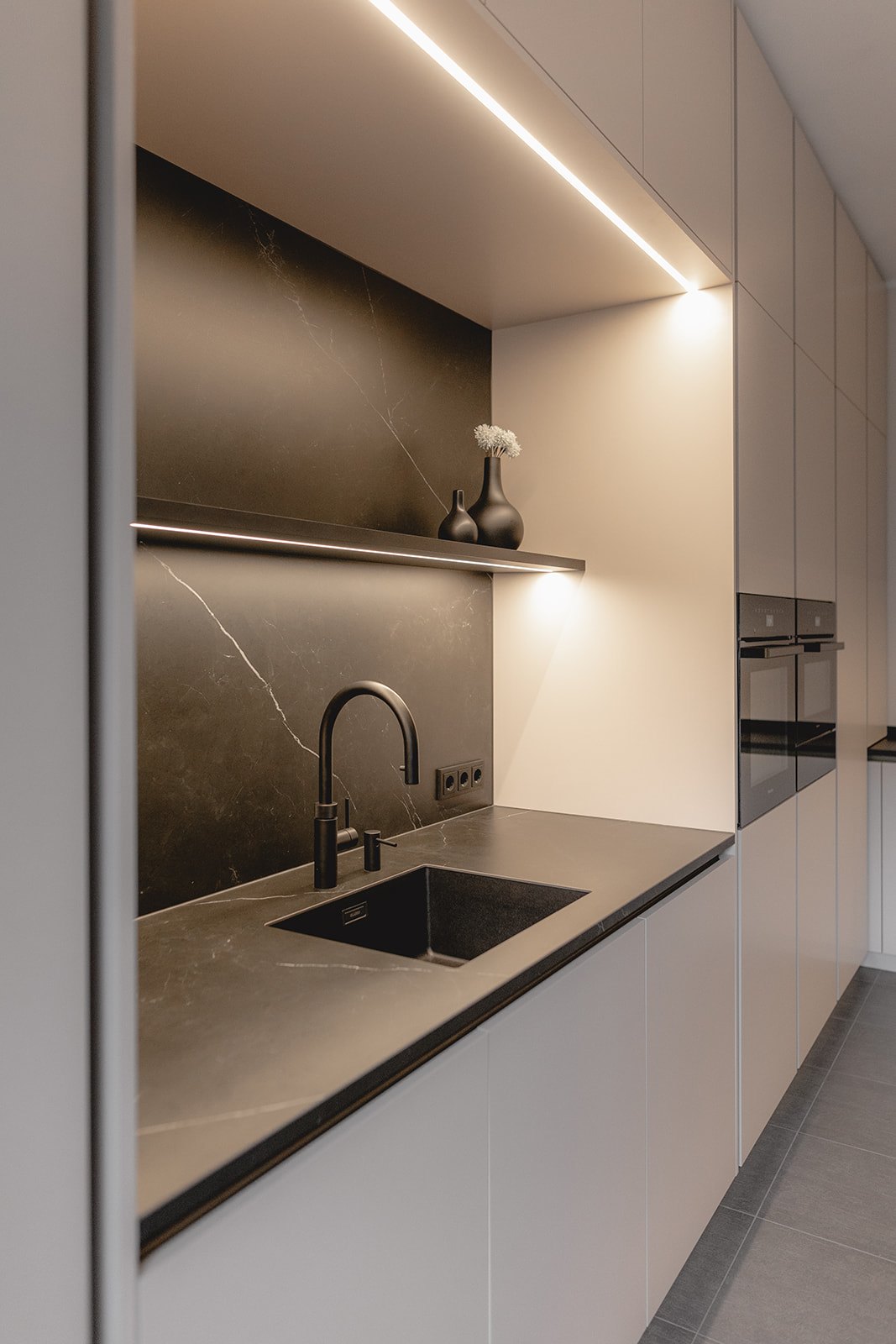 Wohnung Köln von HOME Schlafen & Wohnen: Spüle mit schwarzer Armatur