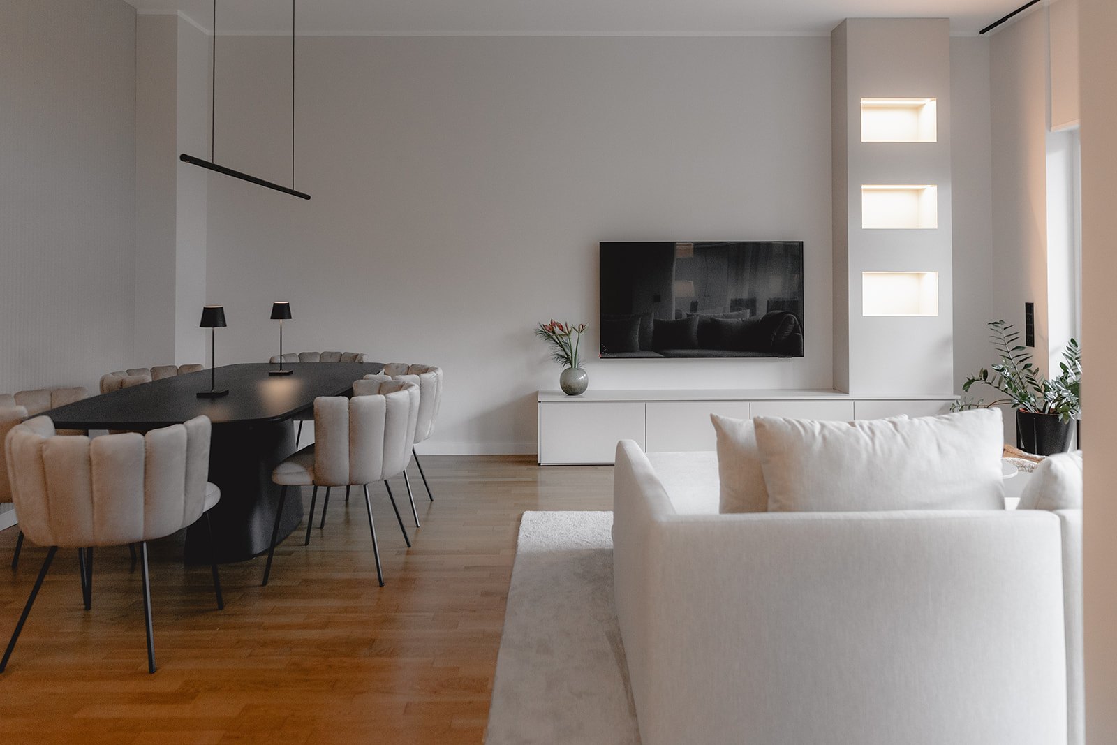 Wohnung Köln von HOME Schlafen & Wohnen: Wohnzimmer mit Sofa und Medienwand