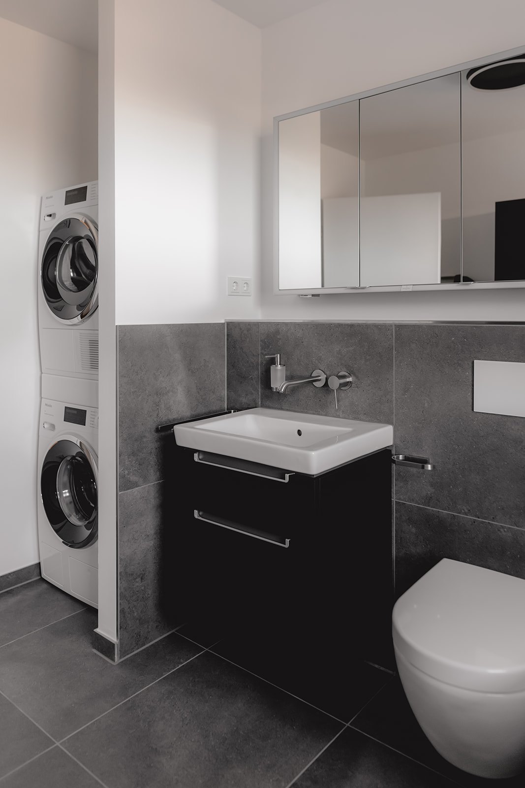 Wohnungseinrichtung Leverkusen von HOME Schlafen & Wohnen: Bad mit Waschtisch