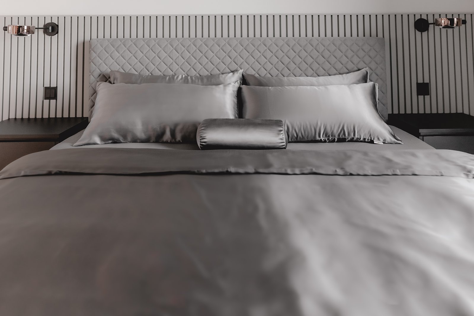 Wohnungseinrichtung Leverkusen von HOME Schlafen & Wohnen: Bett vor Wandpaneelen