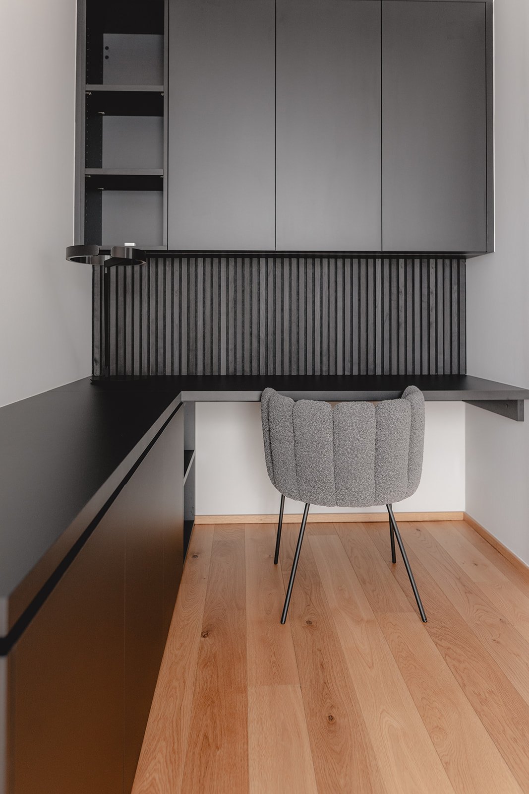 Wohnungseinrichtung Leverkusen von HOME Schlafen & Wohnen: Büro mit Regal und Schreibtisch
