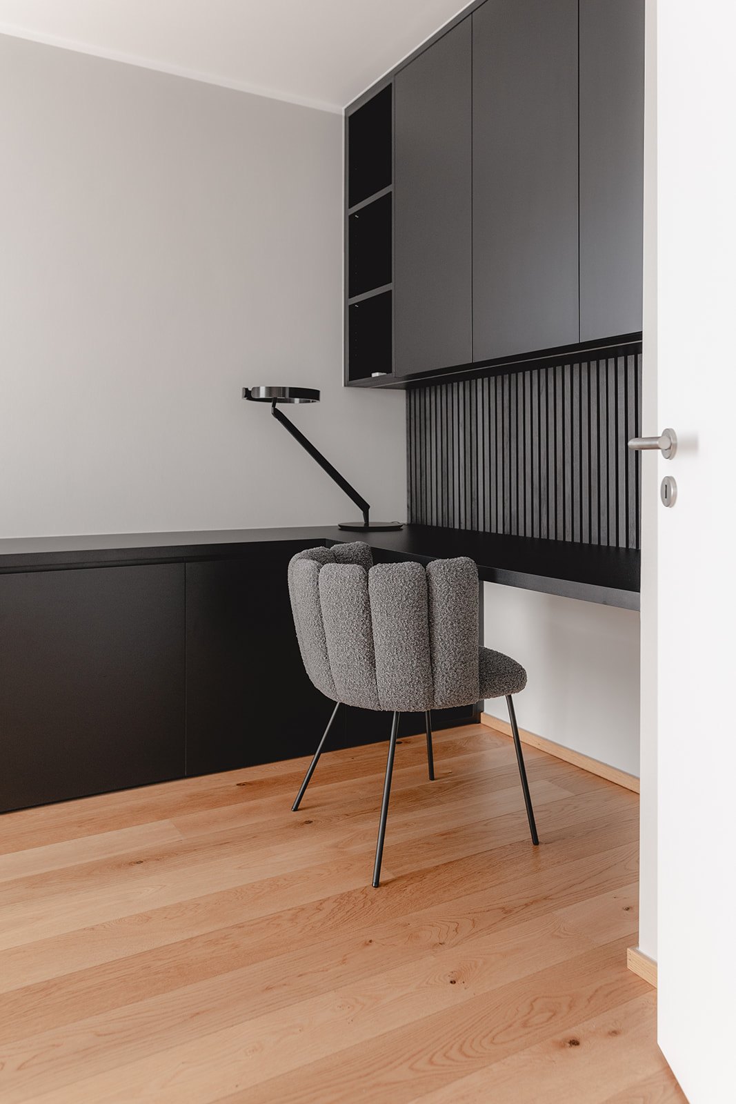 Wohnungseinrichtung Leverkusen von HOME Schlafen & Wohnen: Büro mit Schreibtisch und Stuhl