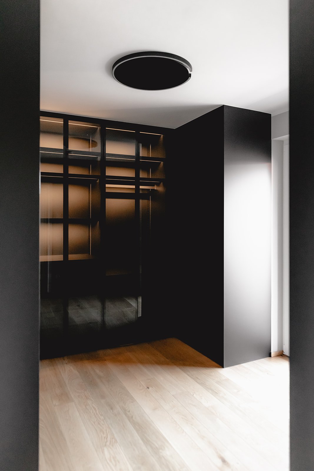 Wohnungseinrichtung Leverkusen von HOME Schlafen & Wohnen: Einbauschrank mit Beleuchtung