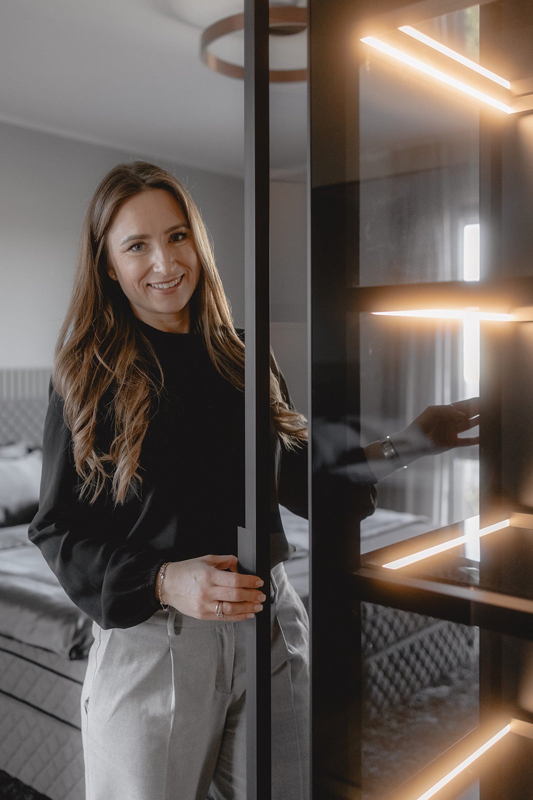 Laura Mollidor von HOME in der beleuchteten Ankleide