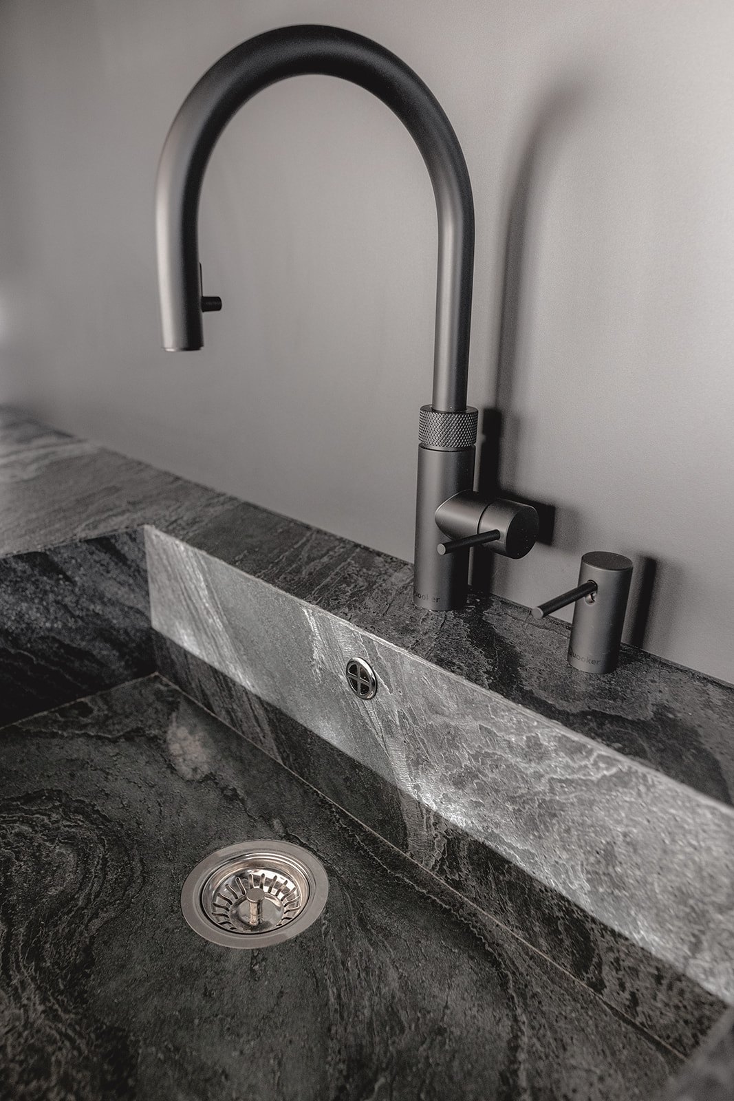 Wohnungseinrichtung Leverkusen von HOME Schlafen & Wohnen: Natursteinplatte im Detail